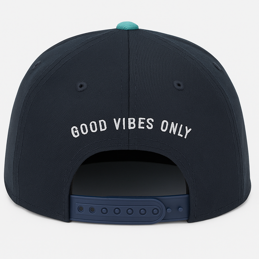 আরবান মডার্ন টুপি, যার মধ্যে রয়েছে দারুন ইয়ুথ স্ন্যাপব্যাক।