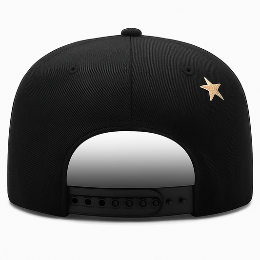 এমবর্ডারড স্ন্যাপব্যাক ক্যাপ সহ আধুনিক স্ট্রিটওয়্যার