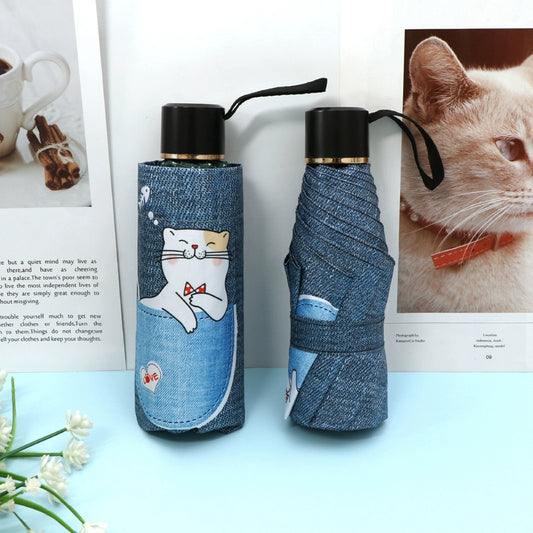 সুন্দর বিড়ালছানাটি মোটা ভাঁজ করা ছোট এবং বহনযোগ্য ছাতা