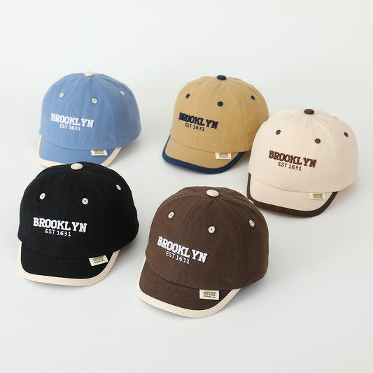 শিশুদের সূচিকর্মের অক্ষরে পতাকাযুক্ত বেসবল ক্যাপ