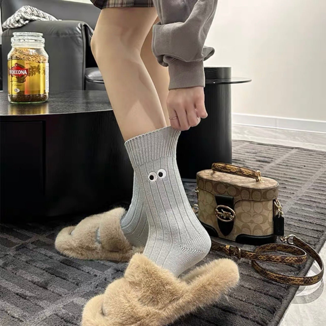 উচ্চমানের ইউরোপীয় স্টাইলের আই এমব্রয়ডারি ক্যান্ডি রঙের মোজা