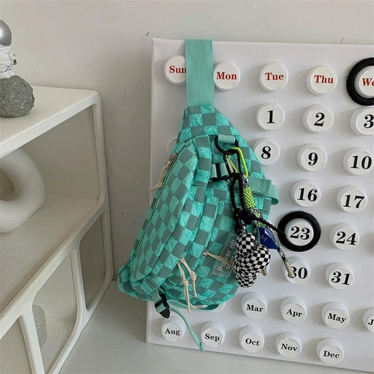 চেকারবোর্ড প্লেইড রেট্রো ক্রসবডি ব্যাগ, সামঞ্জস্যযোগ্য কাঁধের স্ট্র্যাপ এবং বিনামূল্যে দুল সহ